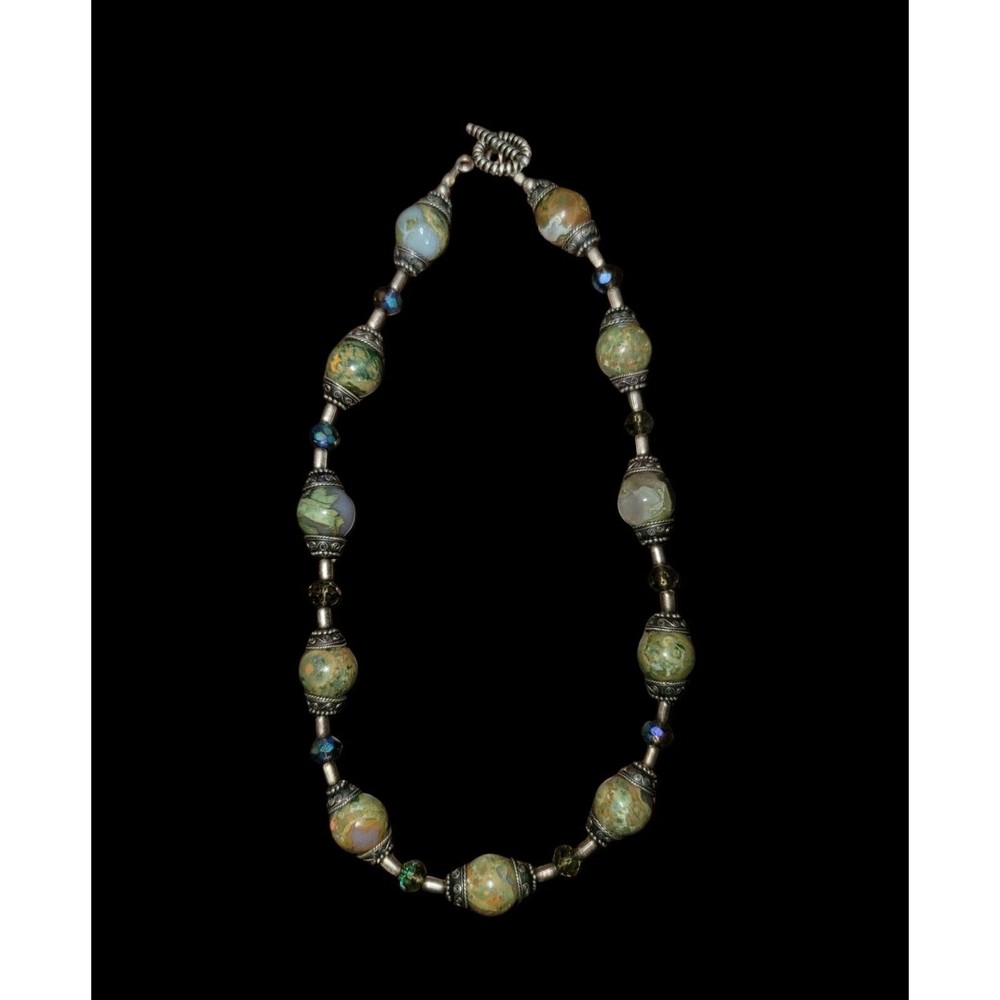 Beautiful bold natural stone, silver toned necklace.